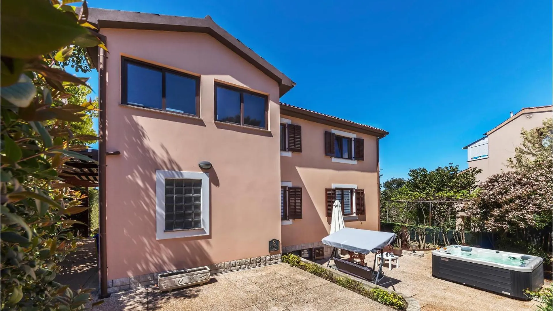 Stunning Apartment In Pula With Jacuzzi 0*,